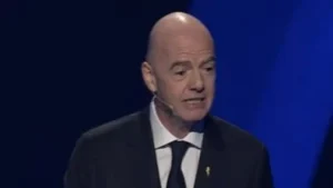 إنفانتينو يبرز أداء بيراميدز في إنتركونتيننتال ويستلم قميصًا تذكاريًا من ممدوح عيد